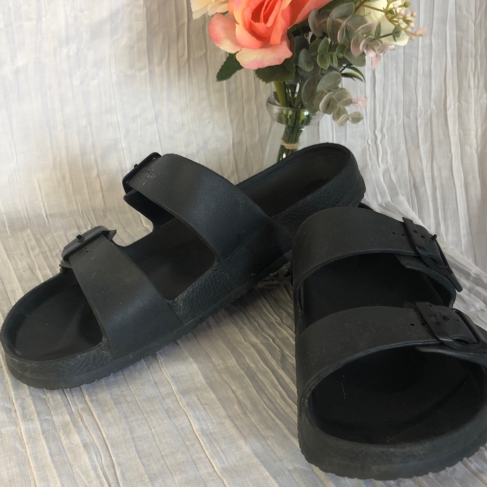 AMAZON black summer size 9  unisex open toed casual sandals flip flops